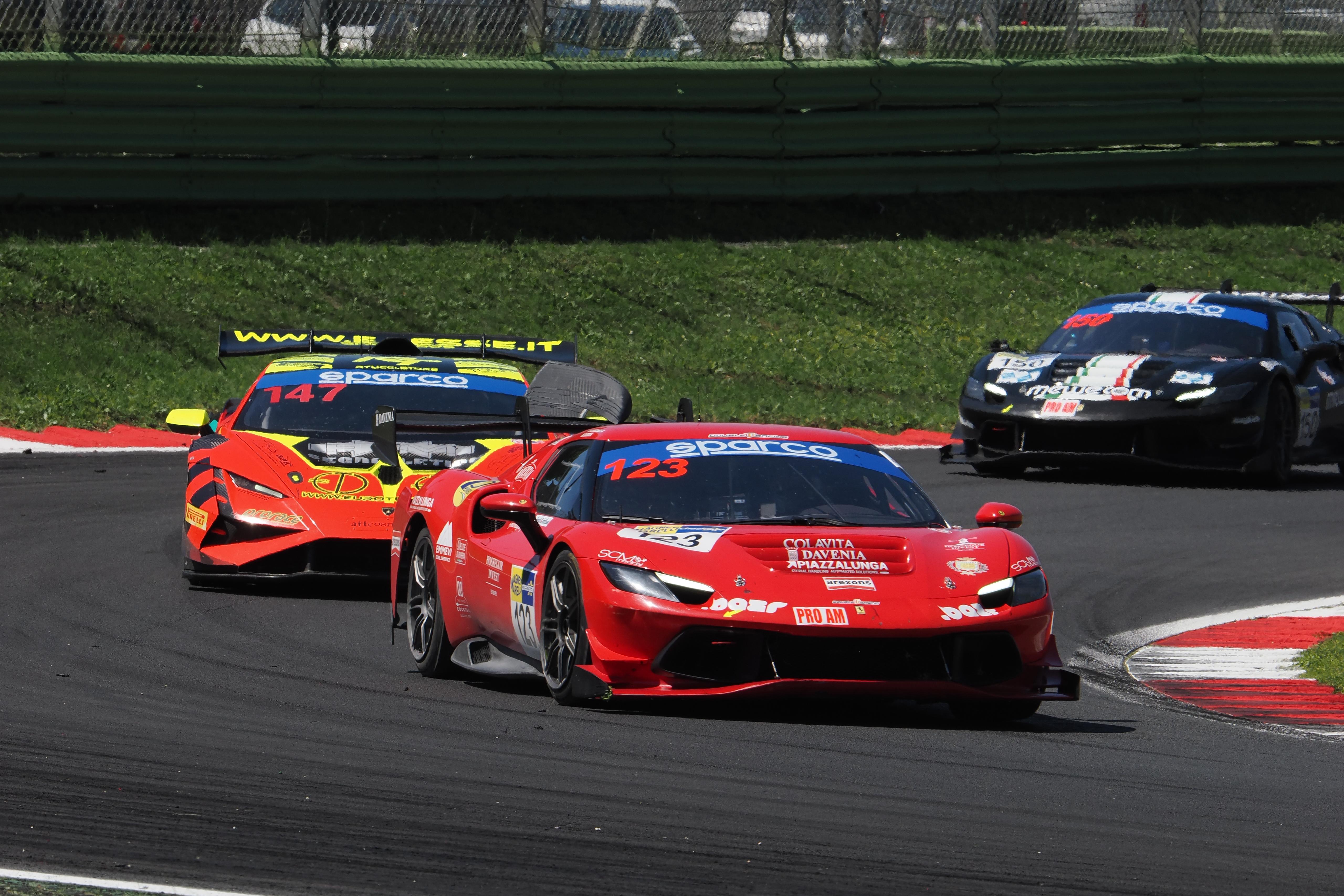Ferrari DAV Racing in azione ravvicinata sul circuito